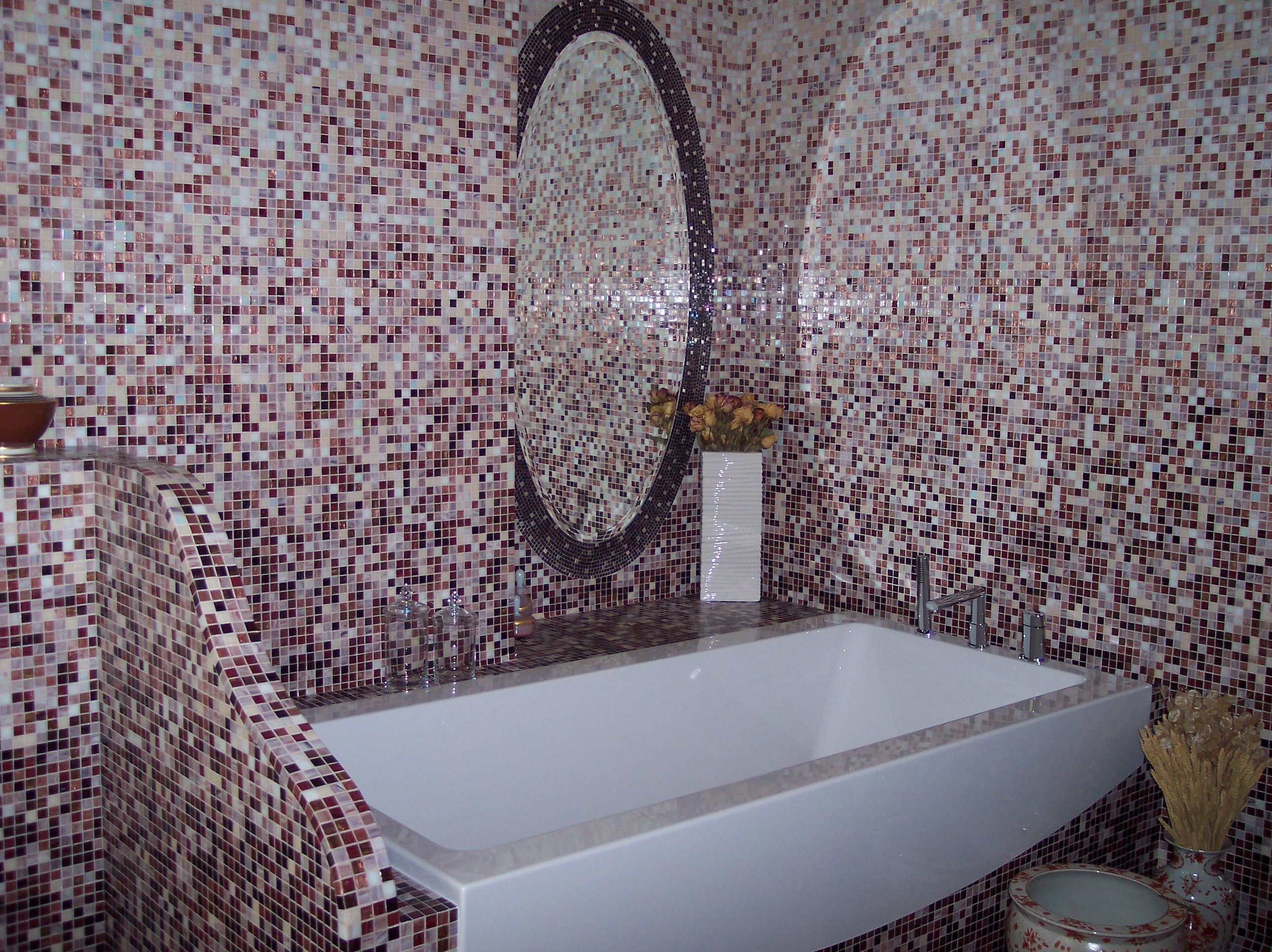 Sfumatura Walls, wall in andamento and encrusted mosaic mirror